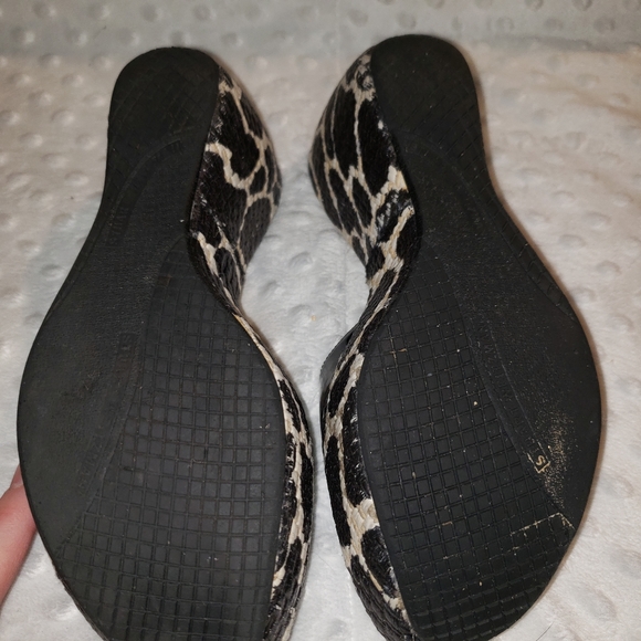 Stuart Weitzman 7 1/2 giraffe animal print buckle - Picture 15 of 16